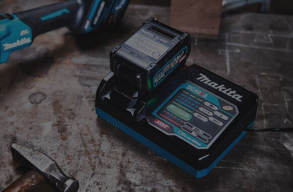 Chargeur Li-Ion pour batteries 40V Max XGT - MAKITA DC40RA