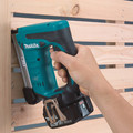 Crown Staplers | Makita XTS01T 18V LXT 3/8 in. Cordless Lithium-Ion Crown Stapler Kit image number 6