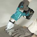 Makita XSJ03T 18V LXT Brushless Lithium-Ion 14 Gauge Cordless Straight Shear Kit with (2) 5 Ah Batteries image number 4