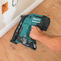 Finish Nailers | Makita XNB02RJ 18V LXT Lithium-Ion 2.0 Ah 16-Gauge 2-1/2 in. Straight Finish Nailer Kit image number 12
