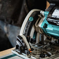 Makita XPS01PMJ-194368-5 18V X2 (36V) LXT Brushless Lithium-Ion 6-1/2 in. Cordless Plunge Circular Saw Kit with 2 Batteries (4 Ah) and 55 in. Guide Rail image number 20