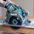 Makita GSH02M1 40V max XGT AWS Capable Brushless Lithium-Ion 7-1/4 in. Cordless Circular Saw Kit with Guide Rail Compatible Base (4 Ah) image number 8