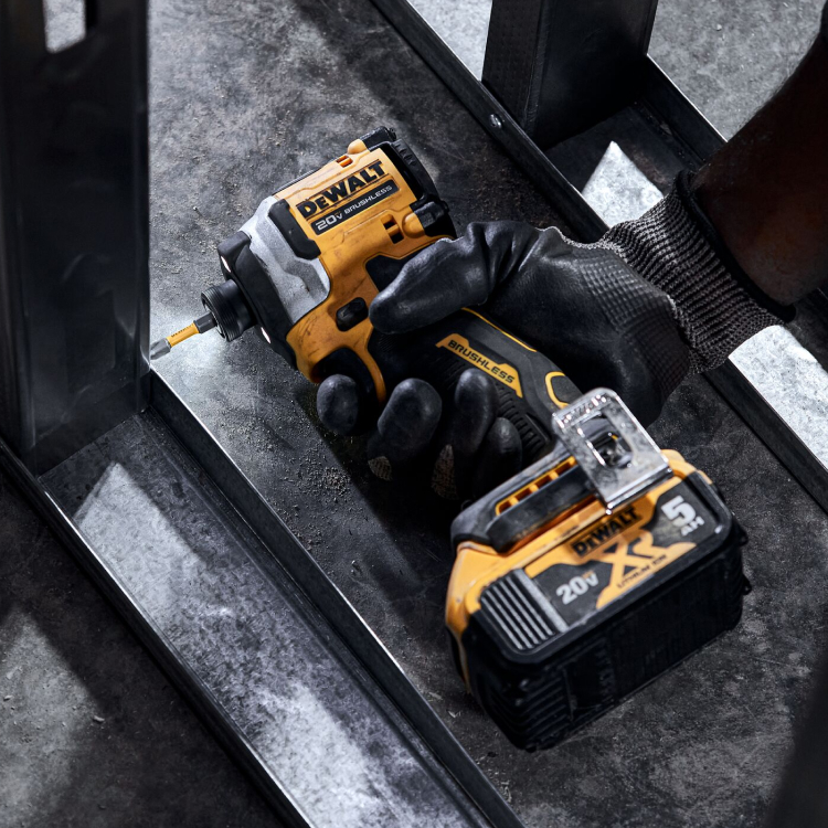 FREE DEWALT 20V MAX Compact 4 Ah Battery FREE DEWALT 20V MAX Compact 4 Ah Battery